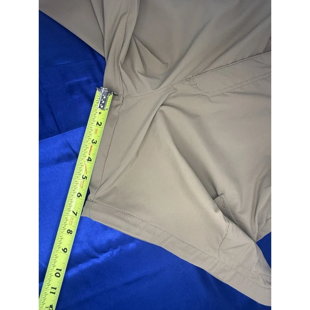 L.L. Bean Men's Large Hiking Outdoor Lightweight Zip Shorts - Beige - 7